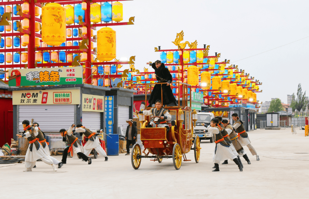 天骄盛会街头巡游与NPC互动 参考图 1